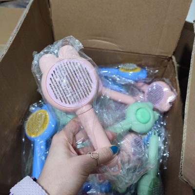 خرید برس فانتزی سگ و گربه با دکمه تخلیه رنگ صورتی وارداتی (بسته بندی نایلونی)